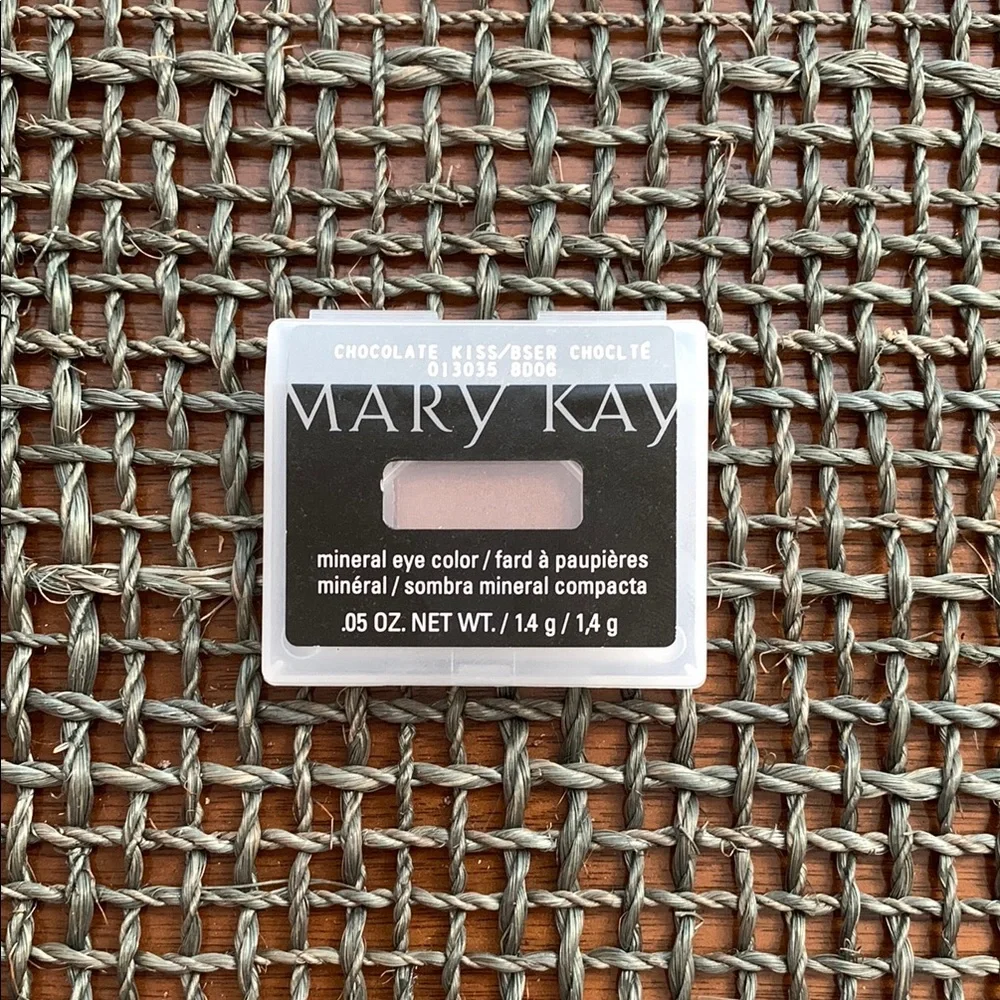 Mary Kay NIP Chocolate Kiss Mineral Eye Shadow - Picture 1 of 4